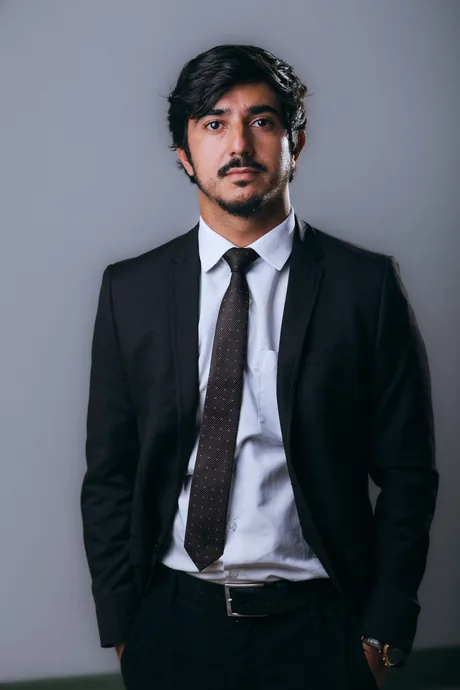 Retrato de Davi Falcão, advogado criminalista em Belo Horizonte
